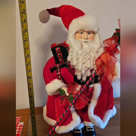 Large Santa Bearing Gifts Figurine - Picture 2 of 6